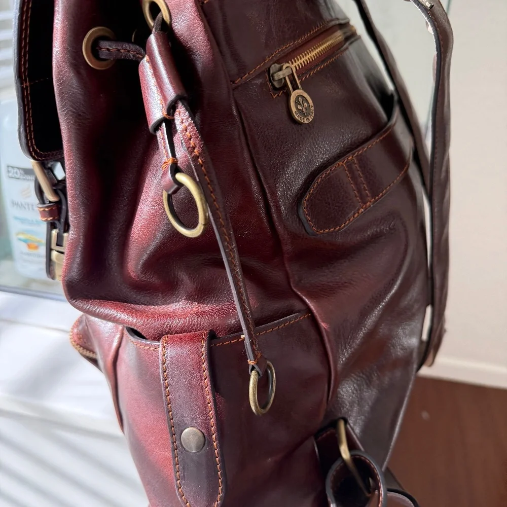 Artisan Craftsmanship made in Italy. Full Grained Leather backpack.